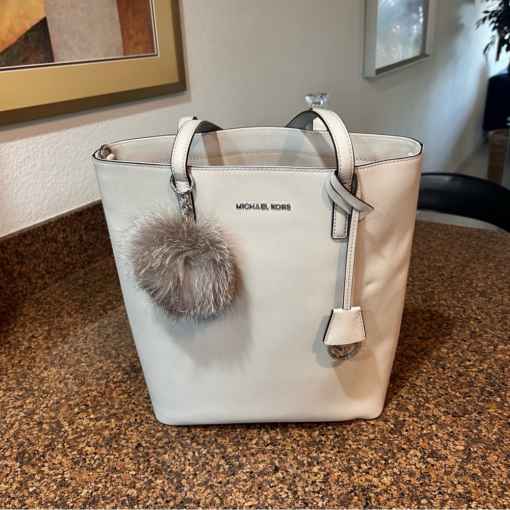 Michael Kors New Never Used Tote Bag
& Shouler Strap w/ wallet Pearl Grey